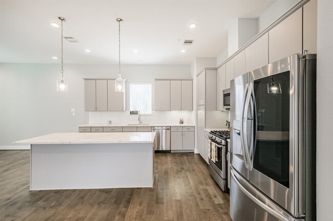 Building Photo - 1305 Mayfair Clarkson Ln