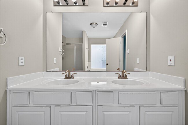 Building Photo - 17162 Summer Hollow Dr