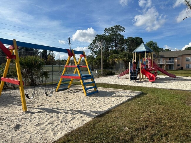 Building Photo - Spacious 3 bedroom condo, perfectly located near shopping & attractions!