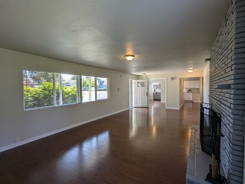 Building Photo - 821 S 117th St