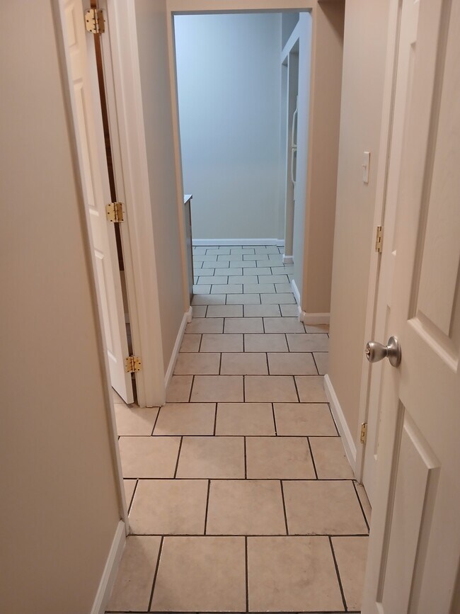 Building Photo - 705 S Poplar St