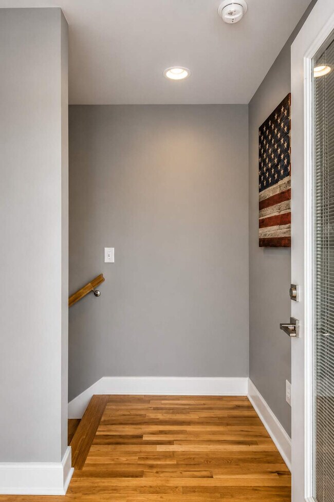 Building Photo - 968 Youngs Ln