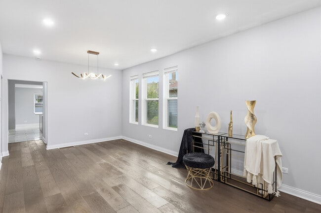 Building Photo - 7823 S May St