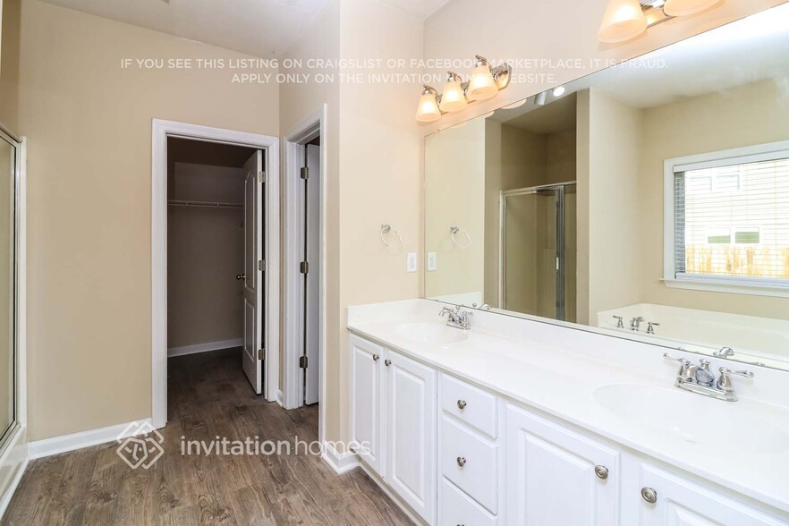 Building Photo - 316 Oakbridge Dr