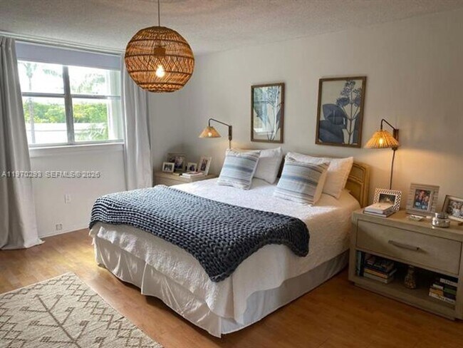 Building Photo - 210 Seaview Dr