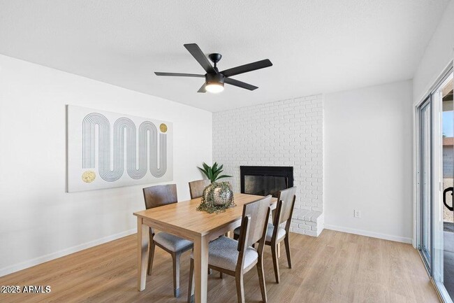 Building Photo - 414 W Santa Cruz Dr