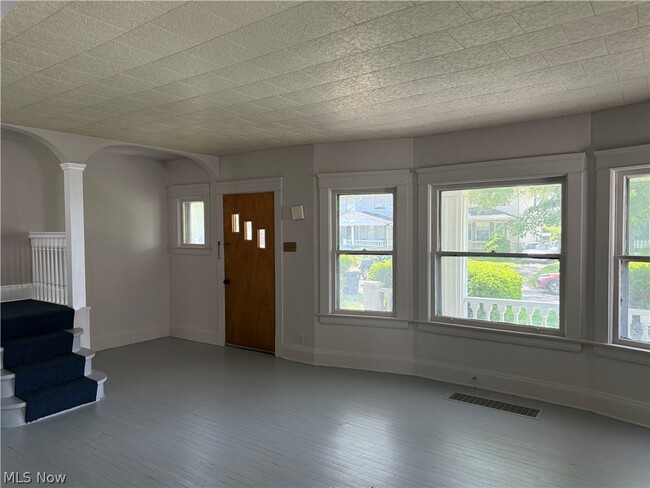 Building Photo - 9409 Kempton Ave