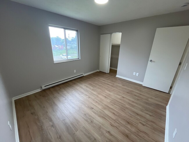 Building Photo - Newly Updated 2 BR/ 1 BA townhome MOVE-IN ...