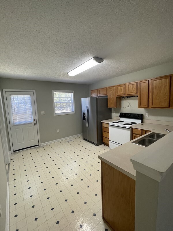 Building Photo - Cute 3BR, 2BA House on 1/2 Acre