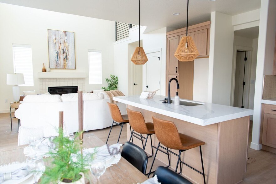 Building Photo - 1802 Drake Ln