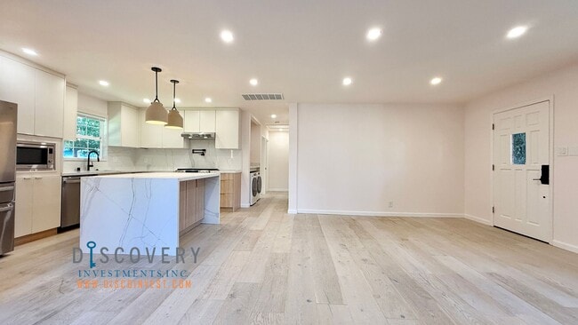 Building Photo - Your Ideal Modern Retreat with Enclosed Yard