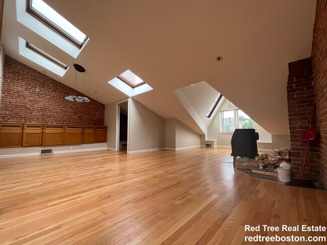 Building Photo - 1682 Beacon St