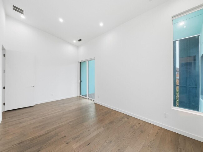 Building Photo - 4814 Manett St