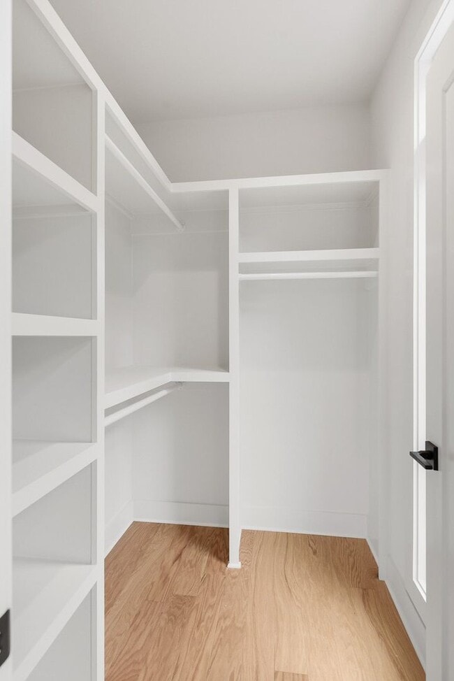 Building Photo - Stunning End Unit Townhome in Salemtown