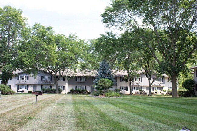 Building Photo - Renovated Lower Studio Apartment Available at our Cedar View Apartments