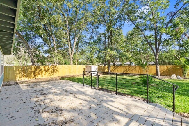 Building Photo - 1520 Villanova Dr