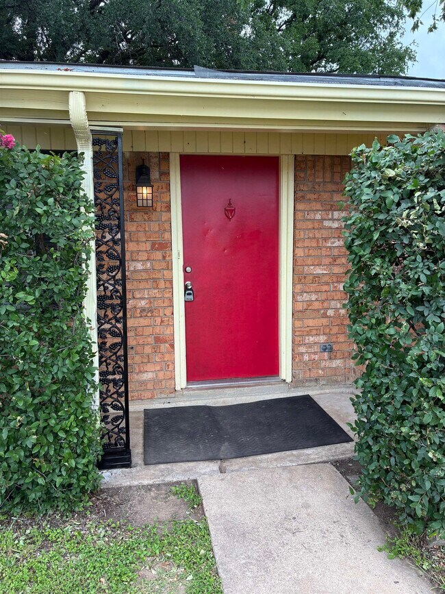 Building Photo - 1112 Northwood Dr