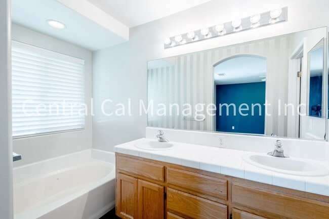 Building Photo - 4 Bedroom/2 Bath Home in the Southwest - $2495 per month!