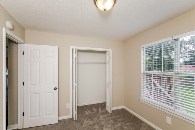 Building Photo - 37 Ridgefield Dr