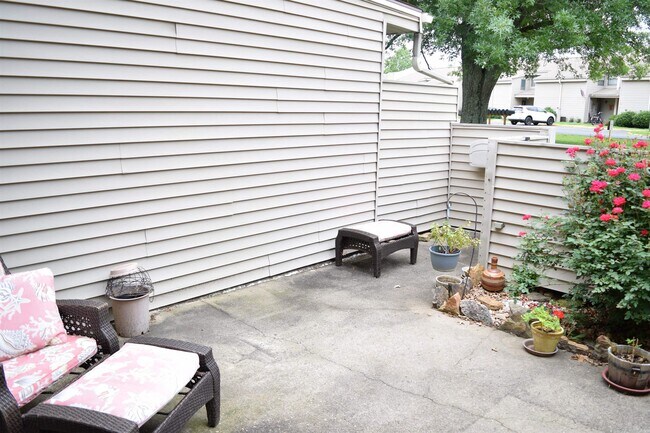 Building Photo - 135 Hillview Dr