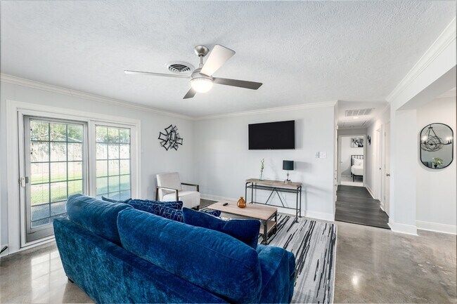 Building Photo - 9330 Meadowbriar Ln