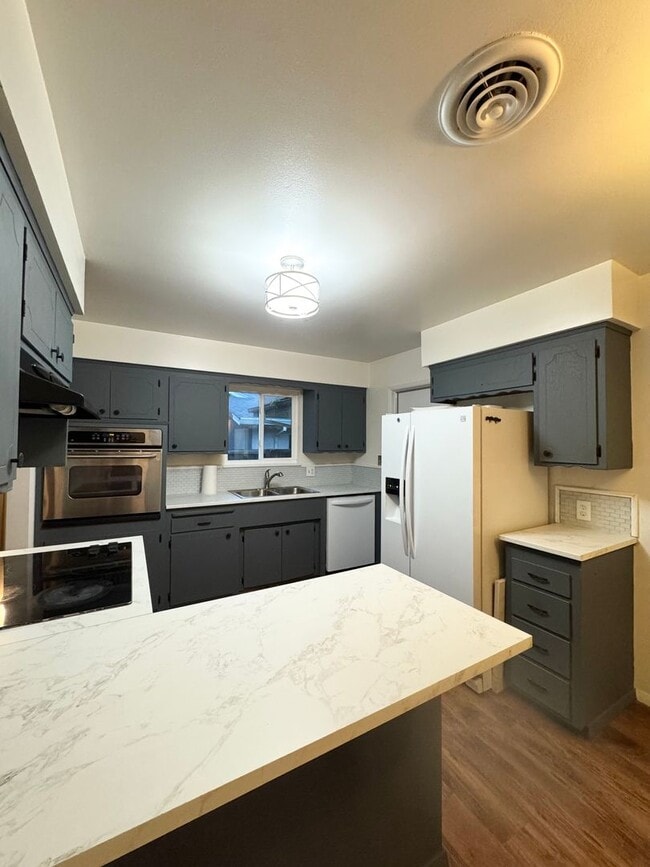 Building Photo - Westside - Close to Shopping