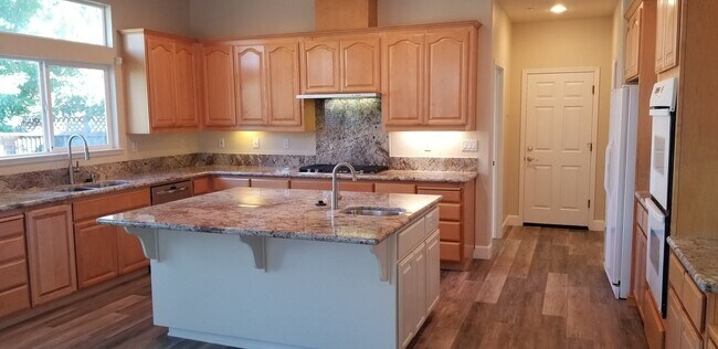 Building Photo - Beautiful spacious 3 Bedroom, 3 Bath home ...