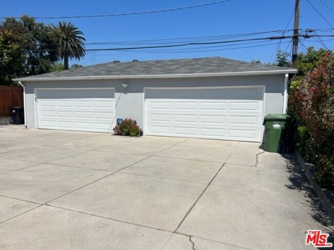 Building Photo - 6122 S Fairfax Ave