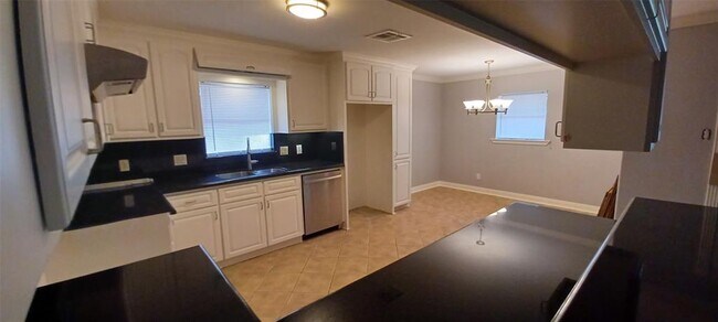 Building Photo - 405 Vashti Dr