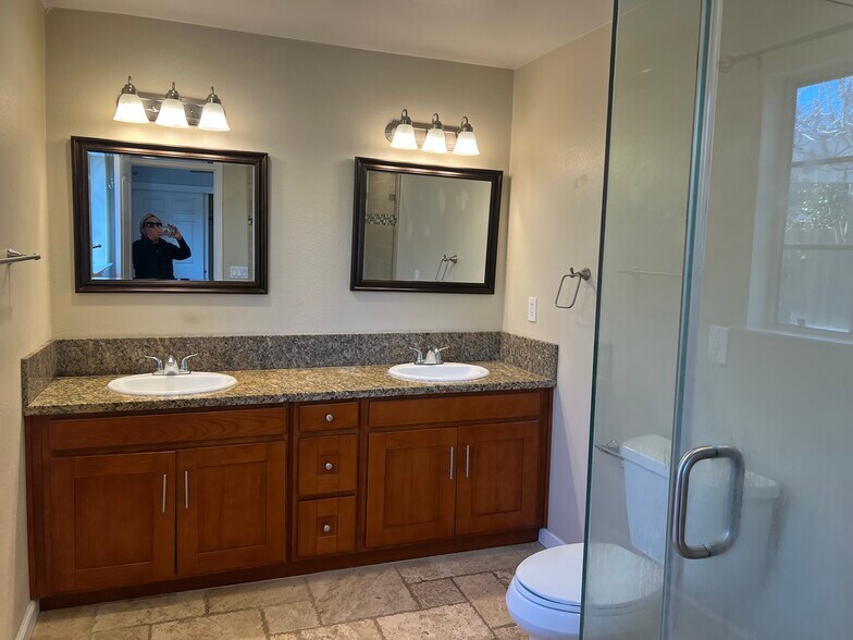 Building Photo - 1057 6th Ave