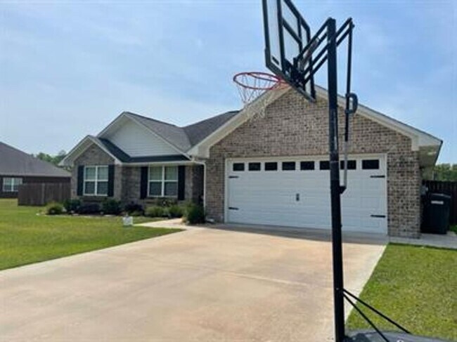Building Photo - 4 bedroom beautiful home available August 14!!