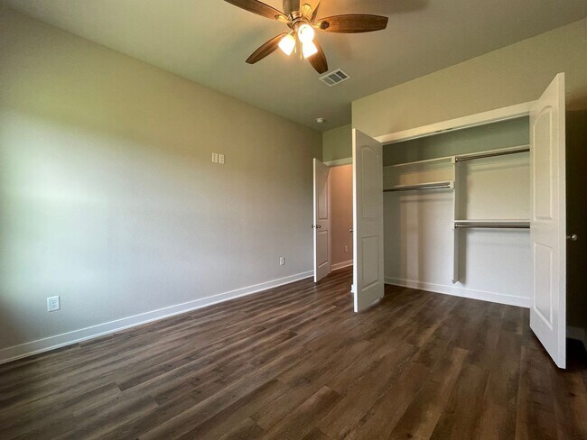 Building Photo - 3 BR / 2 BA Home in Corsicana!