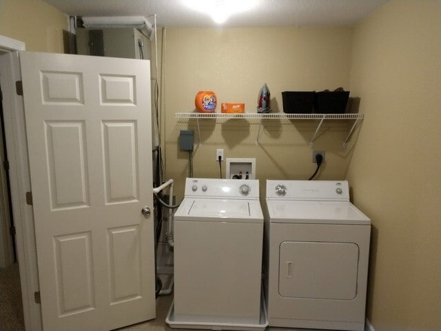 Building Photo - Large 3 Bed/ 2 Bath Townhome on West Side!
