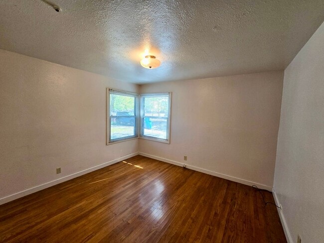 Building Photo - Downstairs one bedroom apartment available in Four-Plex!