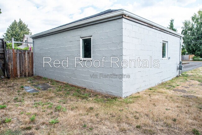 Building Photo - 1523 4th Ave NW