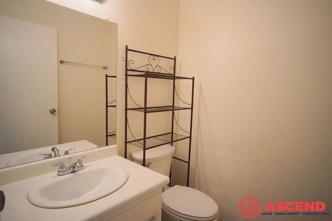 Building Photo - Central Bakersfield Condo!
