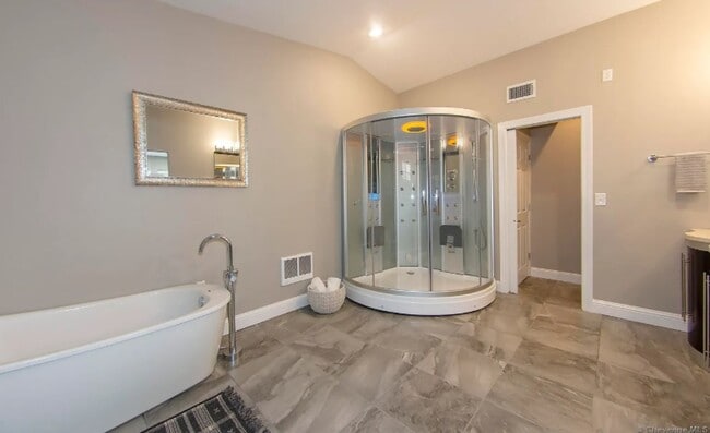 Building Photo - Big, Beautiful, Newly Renovated Home