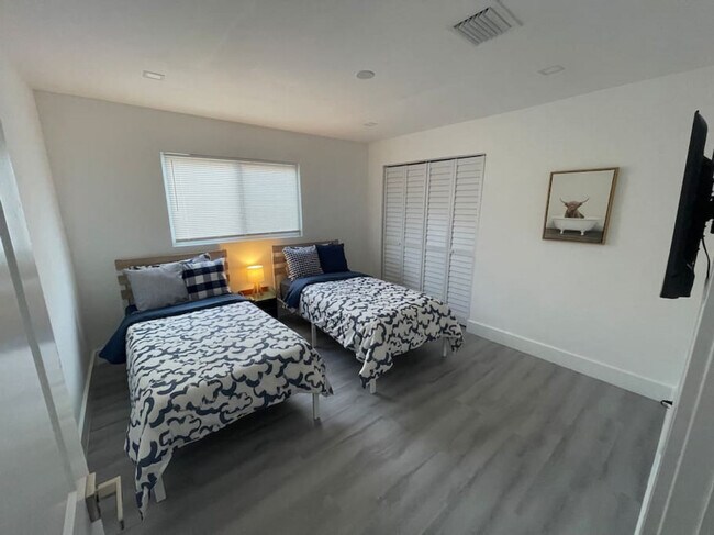 Building Photo - 2802 SW 21st St