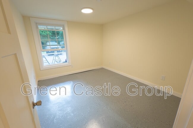 Building Photo - 146 East Ave