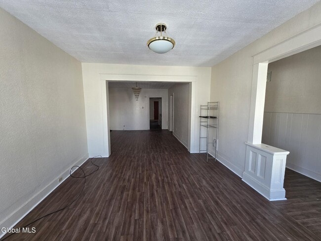 Building Photo - 918 Delamont Ave