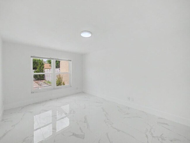 Building Photo - 8464 Lake Worth Rd