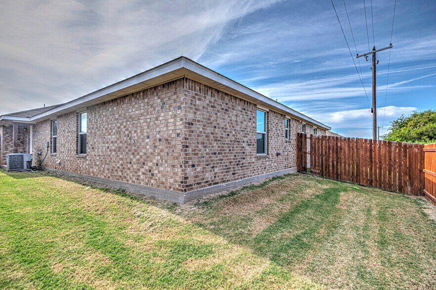 Building Photo - 1607 Powder River Dr APT B