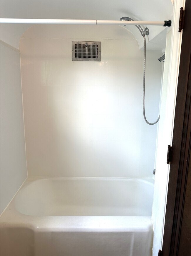 Building Photo - 820 Clay St