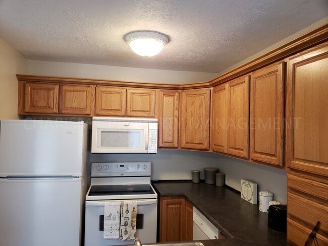 Building Photo - 300 Scott Pl