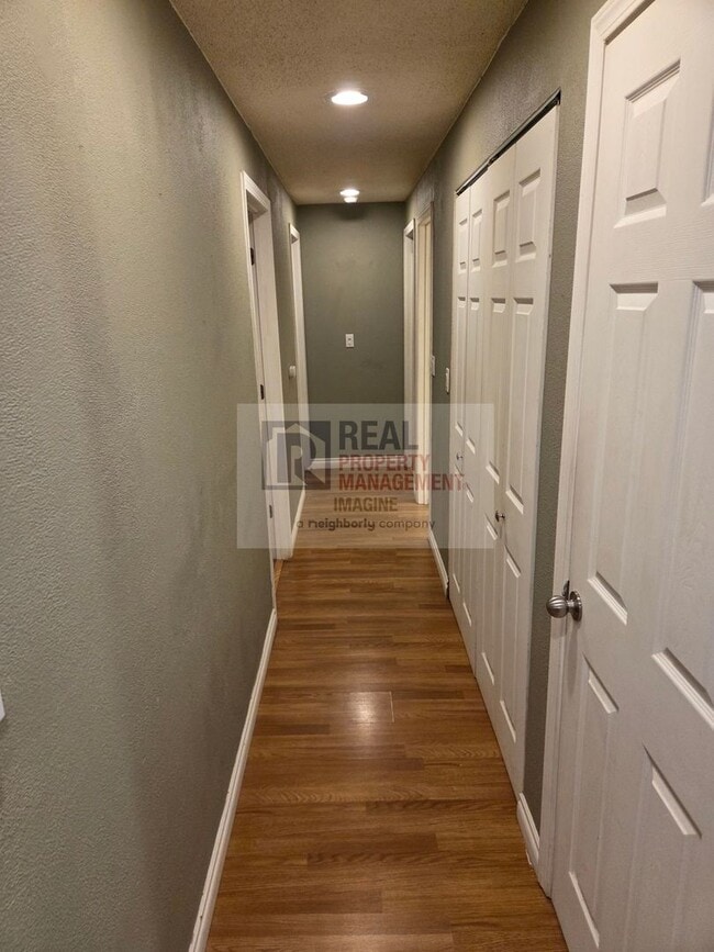 Building Photo - Wonderful 3 Bedroom, 1 Bath With Garage an...