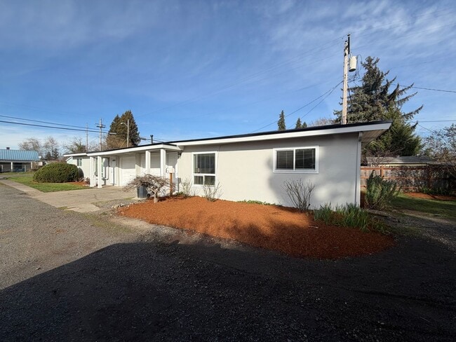 Building Photo - Conveniently located two bedroom home with fresh updates!