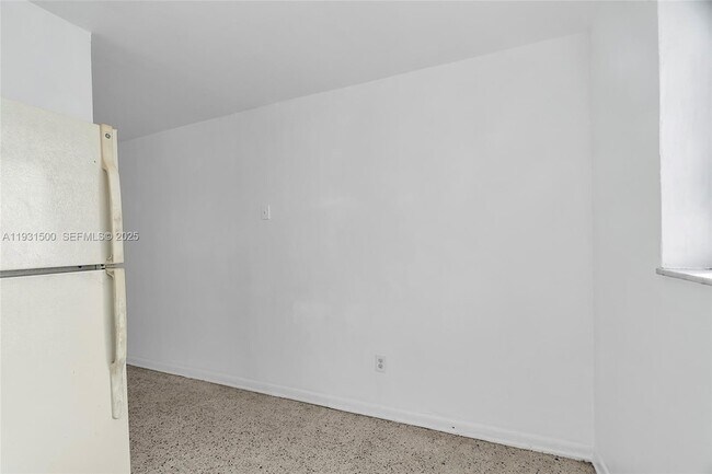 Building Photo - 644 SW 10th St