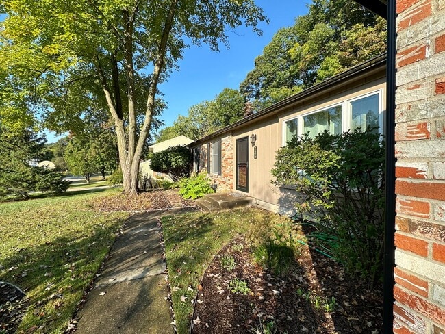 Building Photo - Large 4 bedroom ranch in Forest Hills