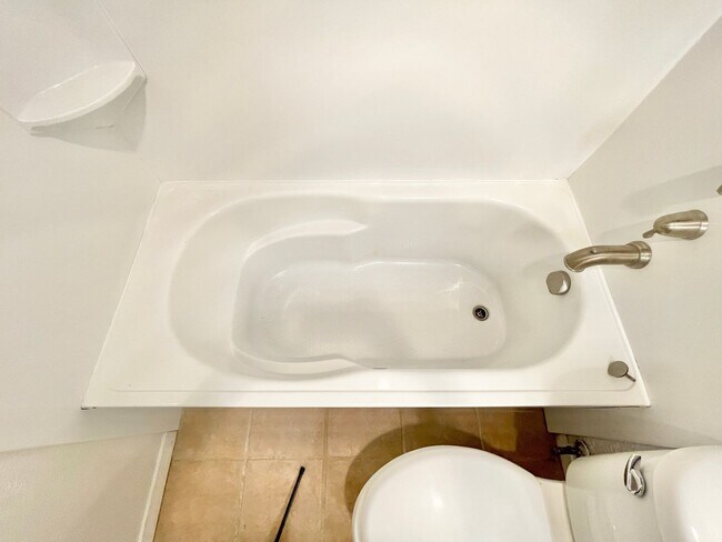 Building Photo - Gorgeous 3/2 recently renovated in homey neighborhood
