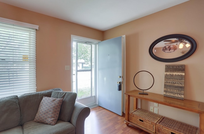 Building Photo - 1712 Stratford Dr